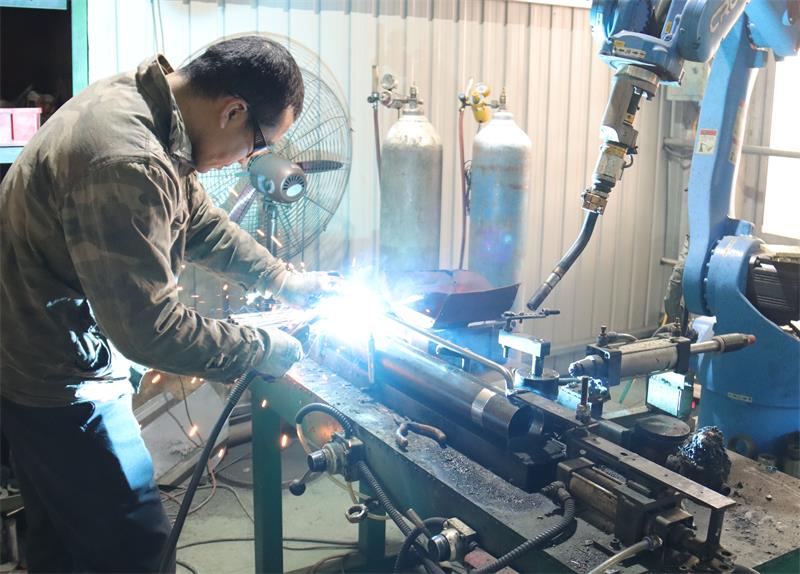 Topa hydraulic cylinder factory welding