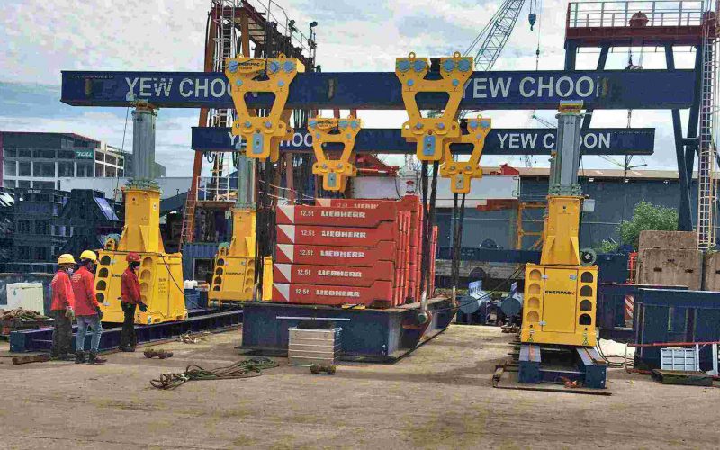 Hydraulic swivel fitting factory application
